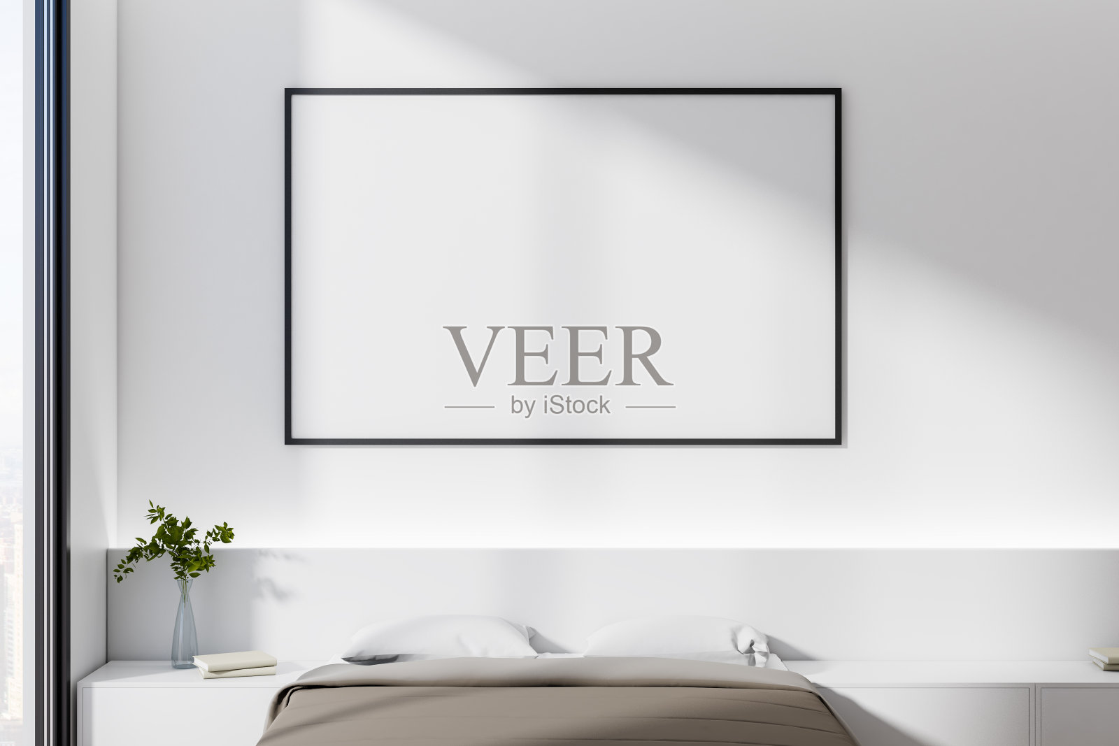 白色海报与copyspace在黑色相框在明亮的阳光墙现代卧室时尚的家具和棕色床毯。模型照片摄影图片