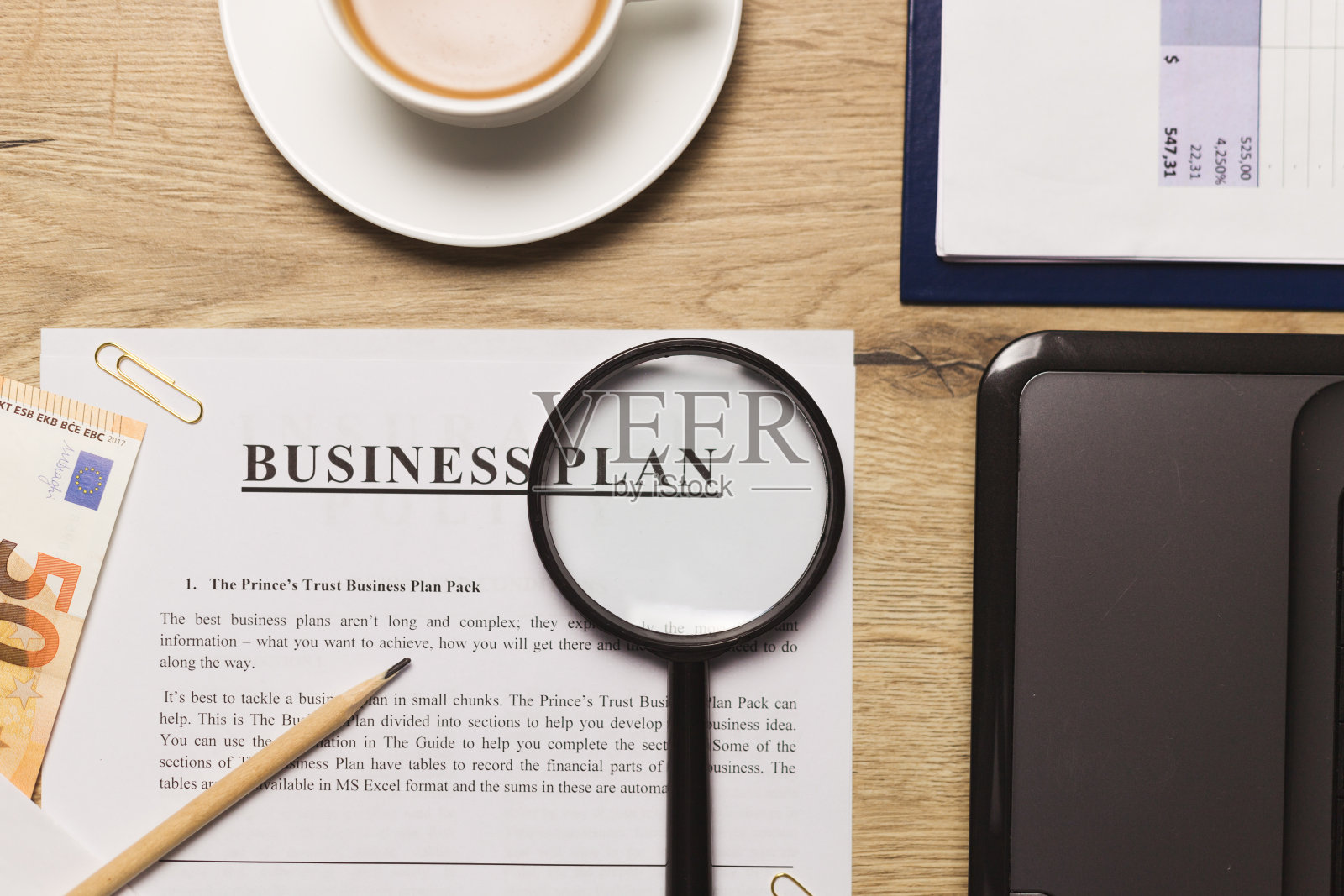 平铺的商业计划在办公室工作场所，俯视图照片摄影图片