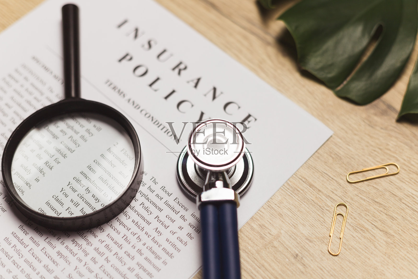 医生的听诊器、医疗记录和健康保险文件。医疗保健的概念。照片摄影图片