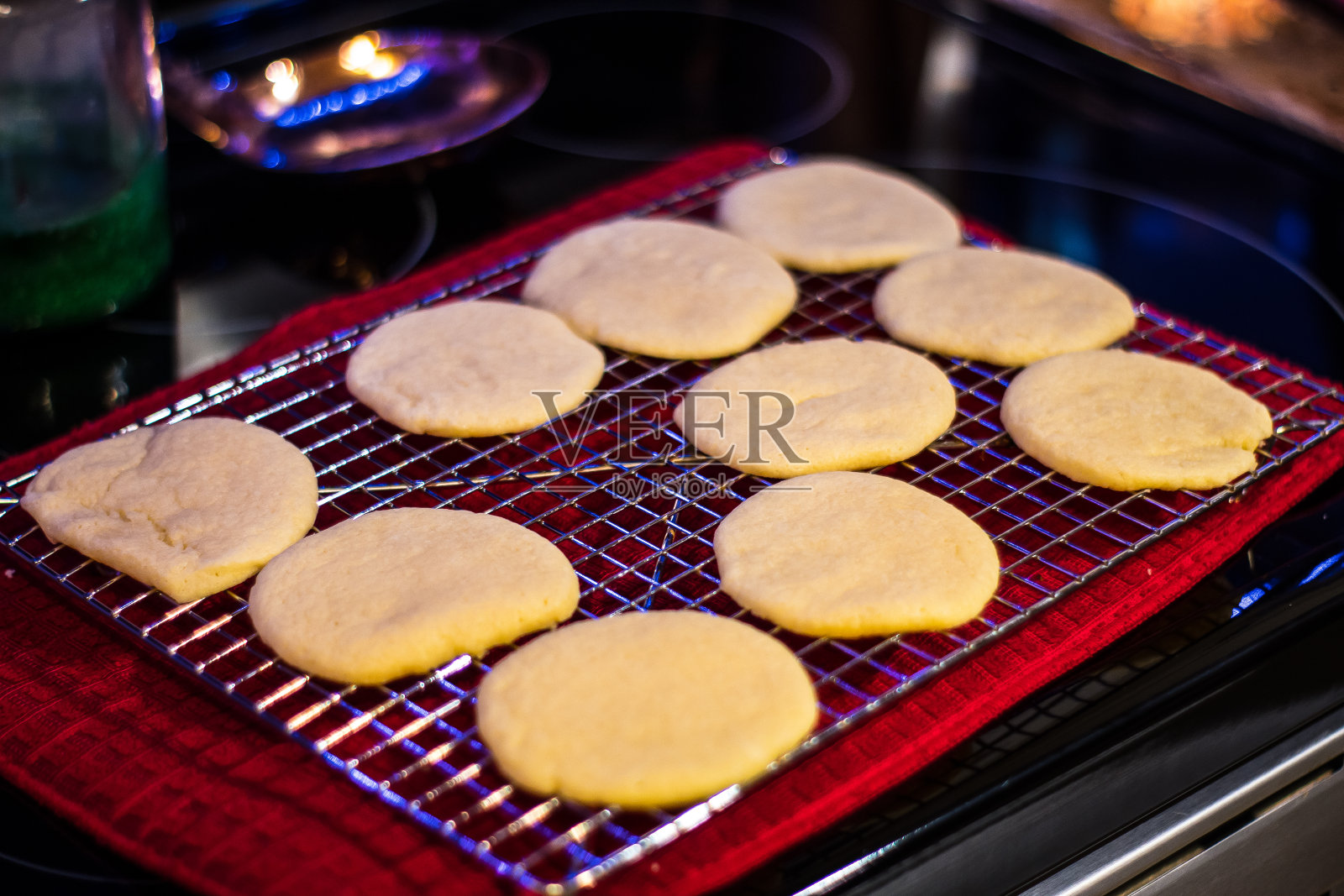 刚烤好的甜饼放在冷却架上冷却。照片摄影图片