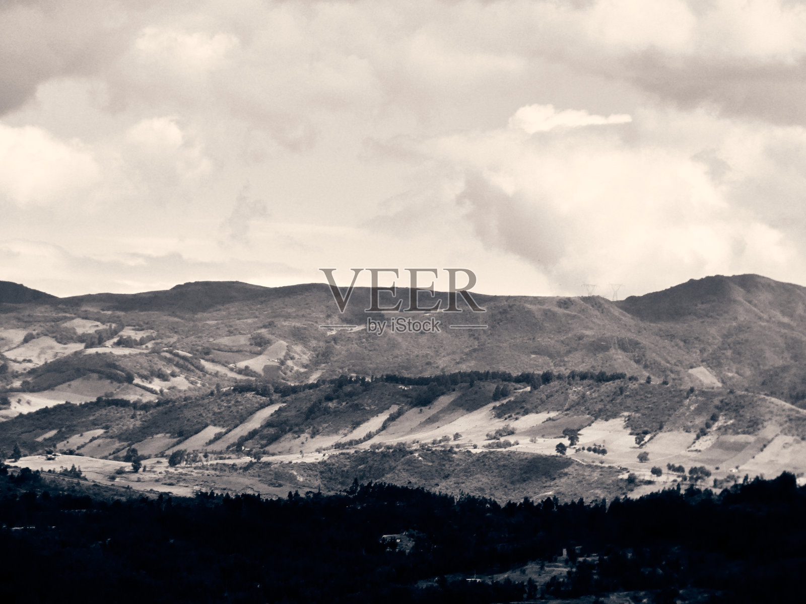 黑色和白色的小山照片摄影图片