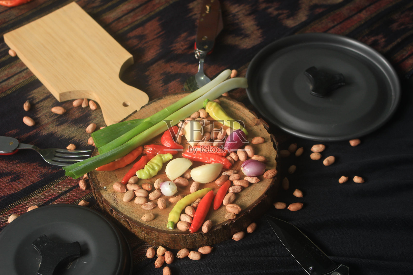 戏剧性的厨房用具与新鲜的蔬菜成分照片摄影图片