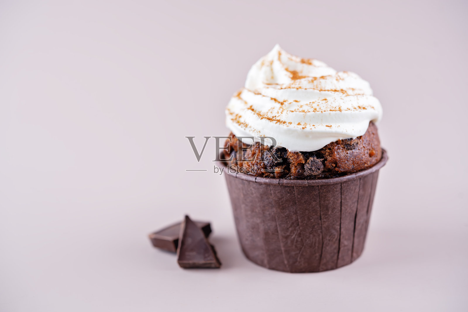 巧克力蛋糕配奶油芝士糖霜照片摄影图片