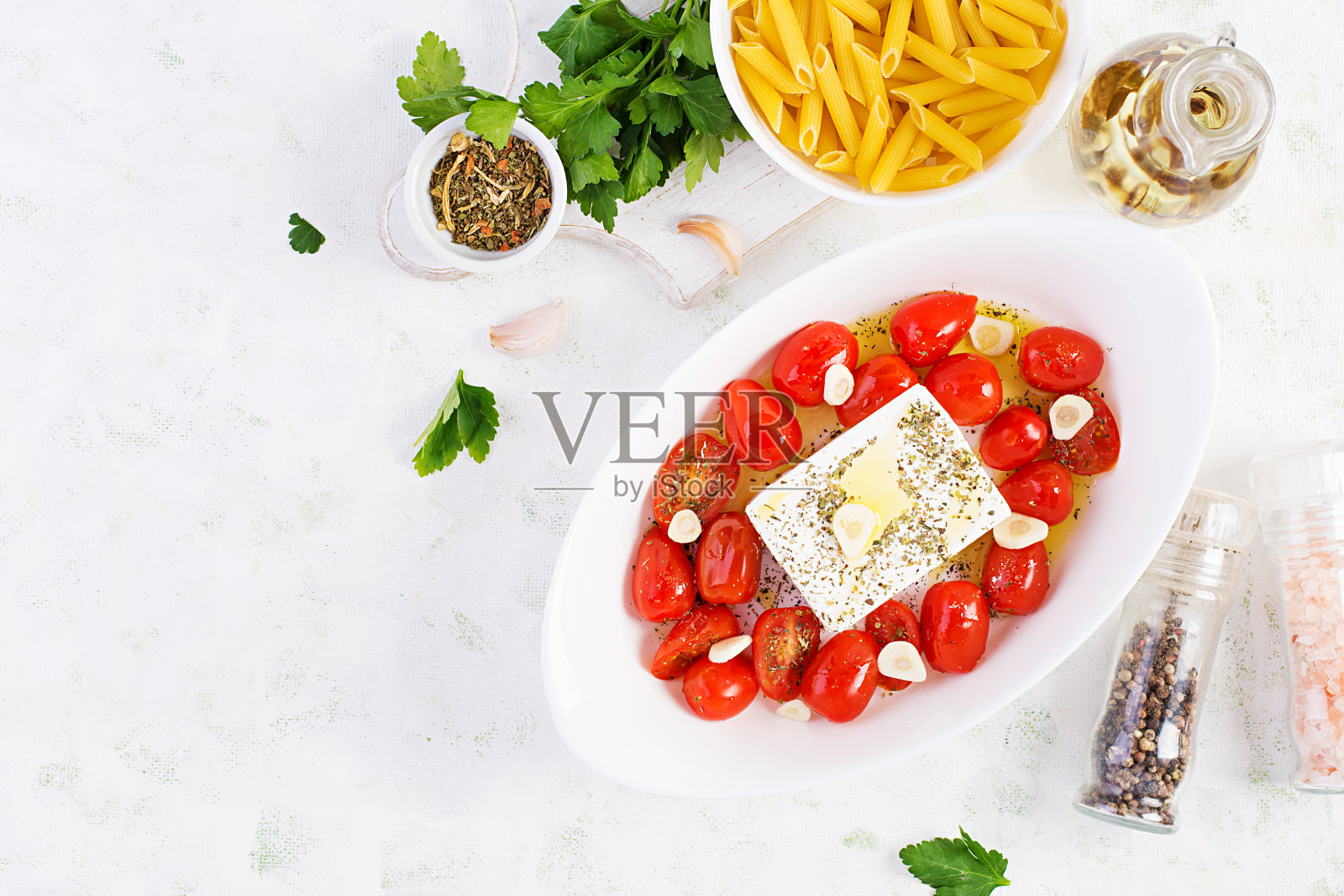 羊饭配料的准备。趋势羊达烤意大利面食食谱，樱桃番茄，羊达奶酪，大蒜和香草。顶部视图，上面，复制空间。照片摄影图片