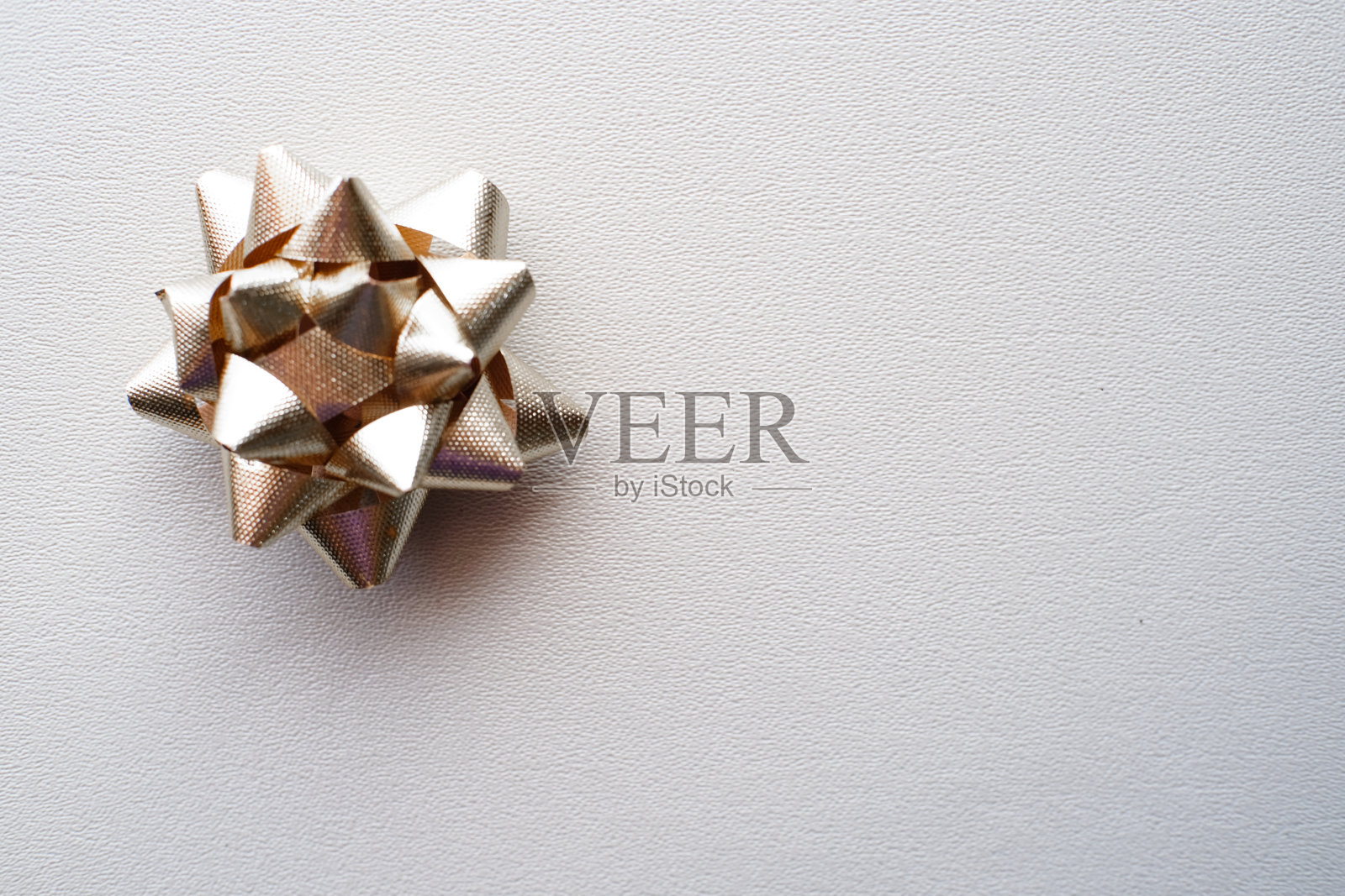 情人节礼物：礼品盒和红色丝带照片摄影图片