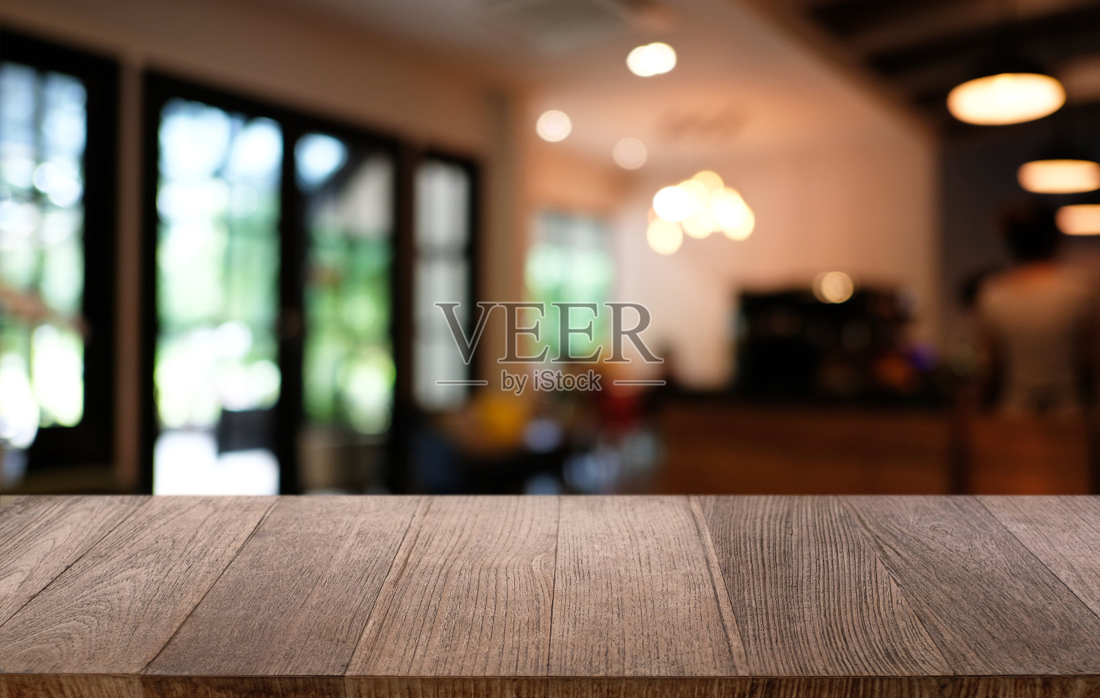 空木桌前抽象模糊的背景咖啡店。可用于展示或蒙太奇您的产品。模拟展示产品照片摄影图片