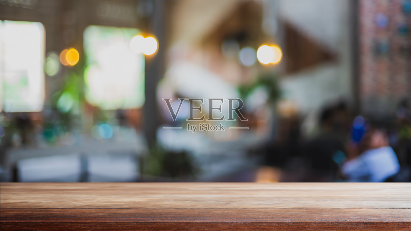 空的木质桌面和模糊的咖啡店，咖啡馆和餐厅的内部背景-可以用来展示或蒙太奇您的产品。照片摄影图片