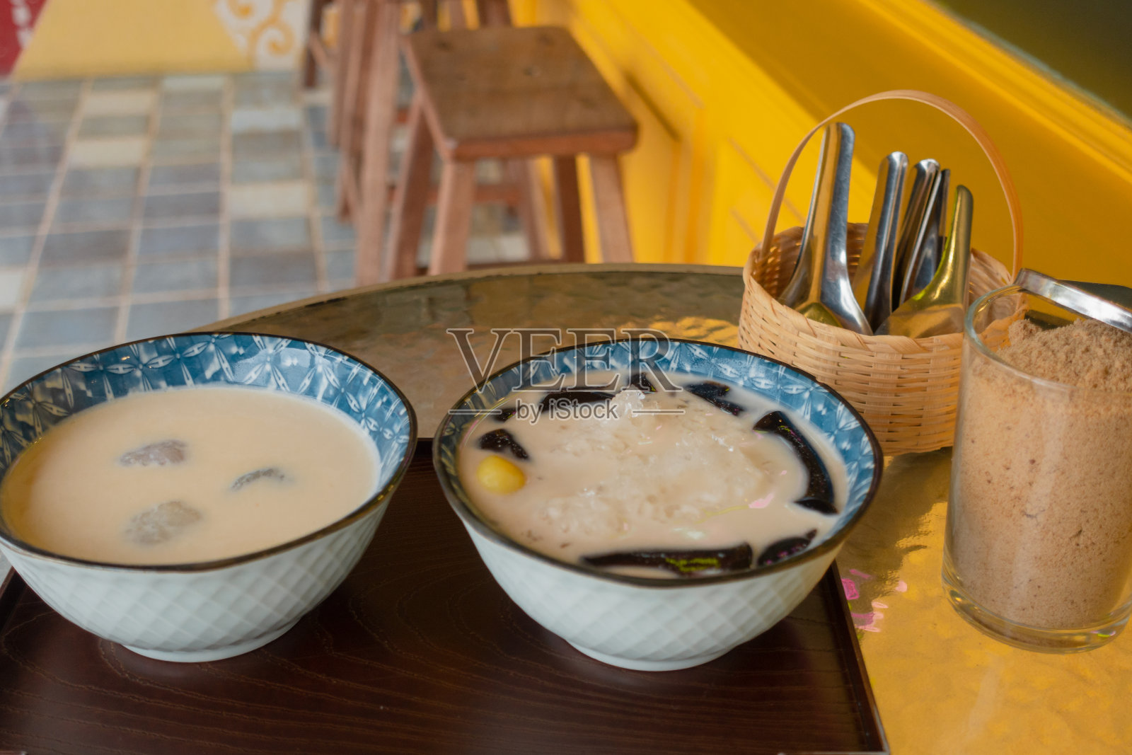 豆浆草浆配冰餐。照片摄影图片