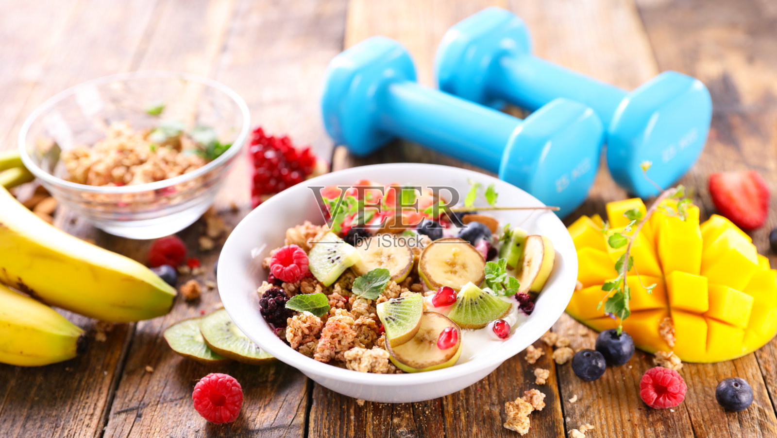 饮食概念-早餐和哑铃照片摄影图片