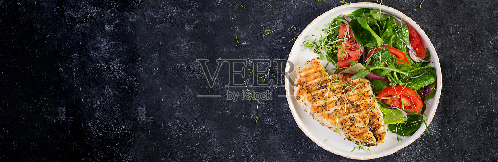 烤鸡柳配沙拉。生酮饮食，生酮饮食。健康食品。午餐饮食的概念。俯视图，横幅，拷贝空间照片摄影图片