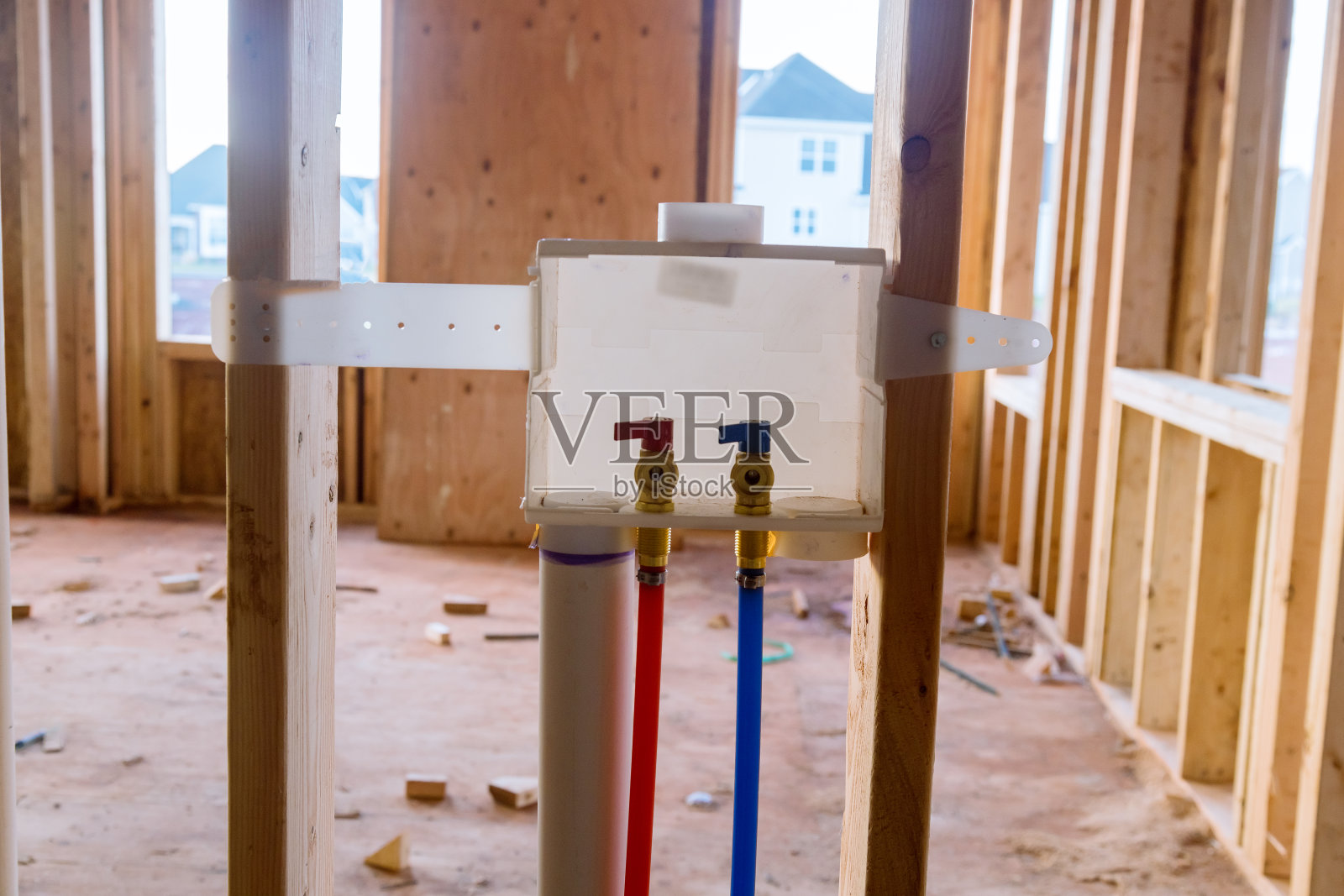 在新房子里安装一个洗衣箱，以便将水连接到洗衣机照片摄影图片