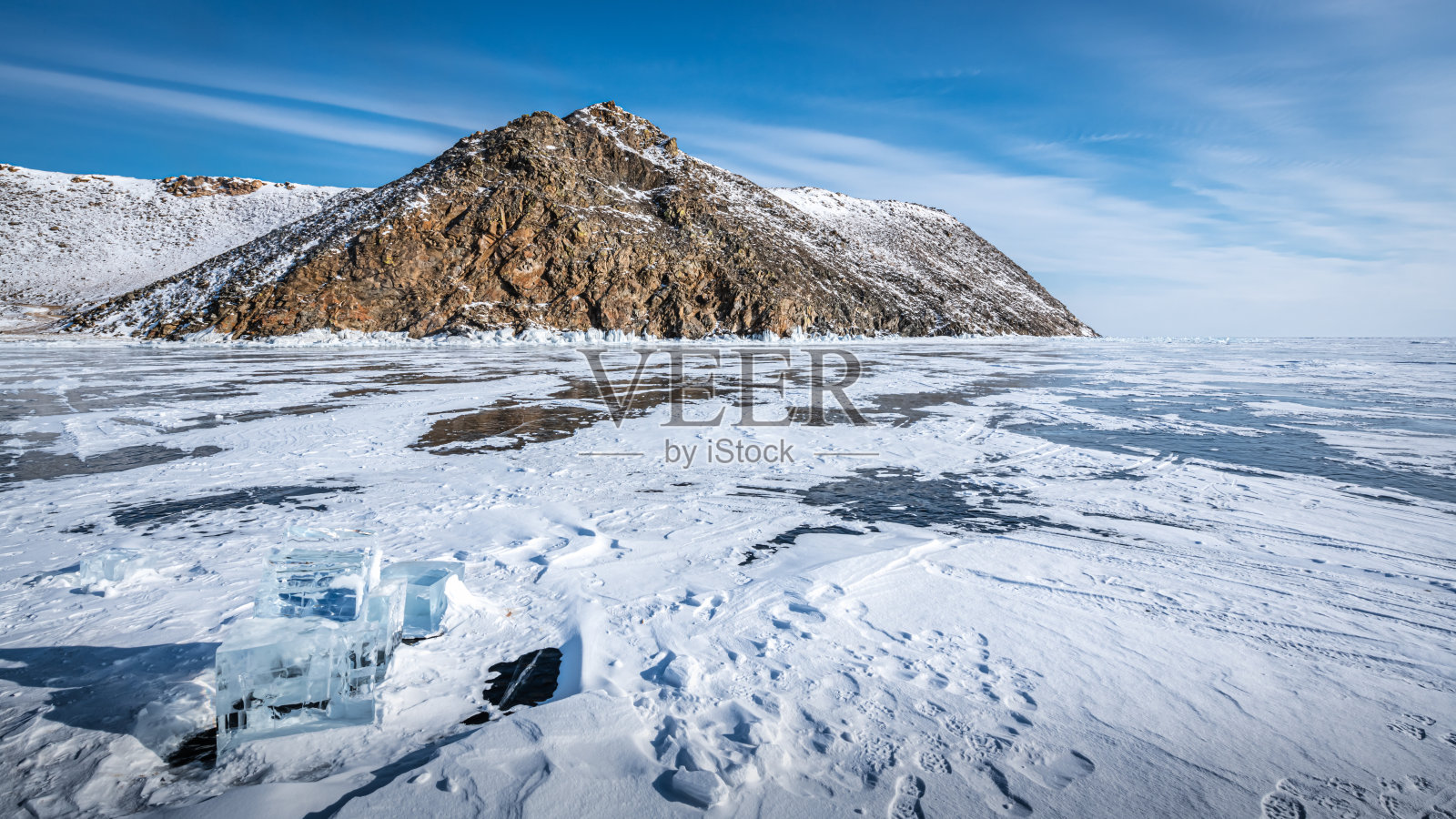 贝加尔湖冰面上的雪岛照片摄影图片
