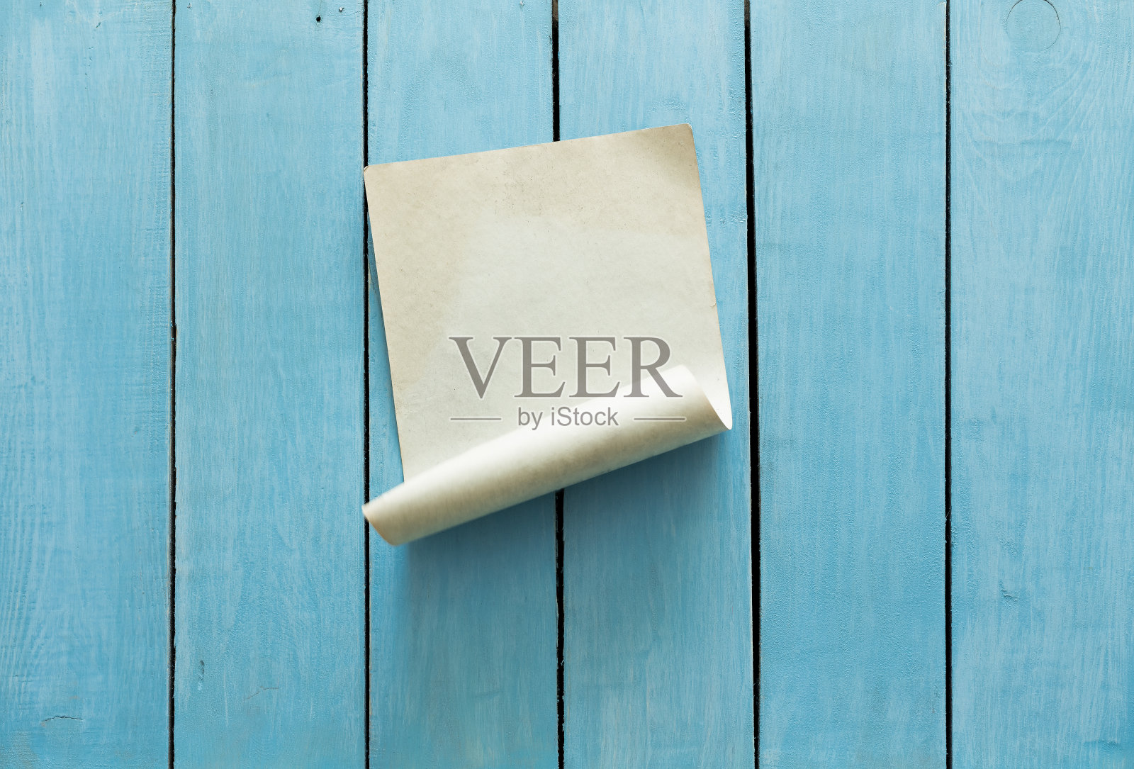 木墙上的旧纸照片摄影图片