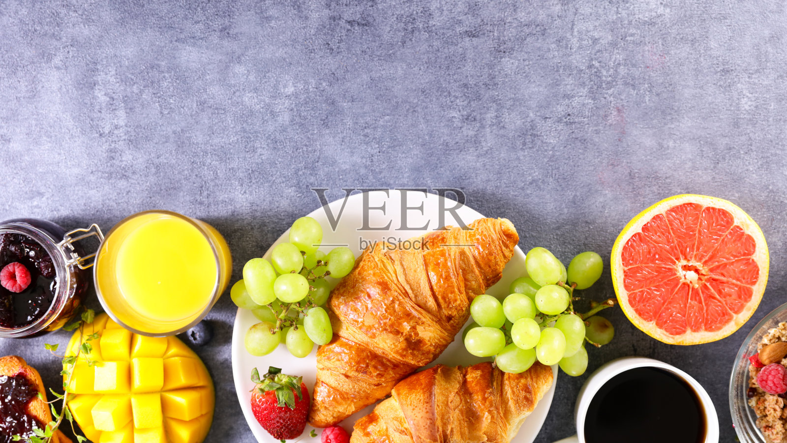 早餐有羊角面包，咖啡杯和水果照片摄影图片