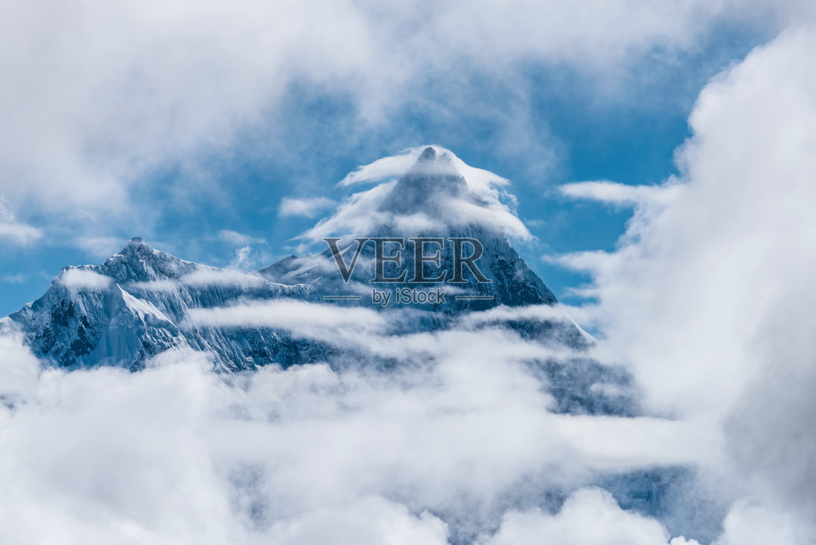 云中的南恰巴瓦峰照片摄影图片