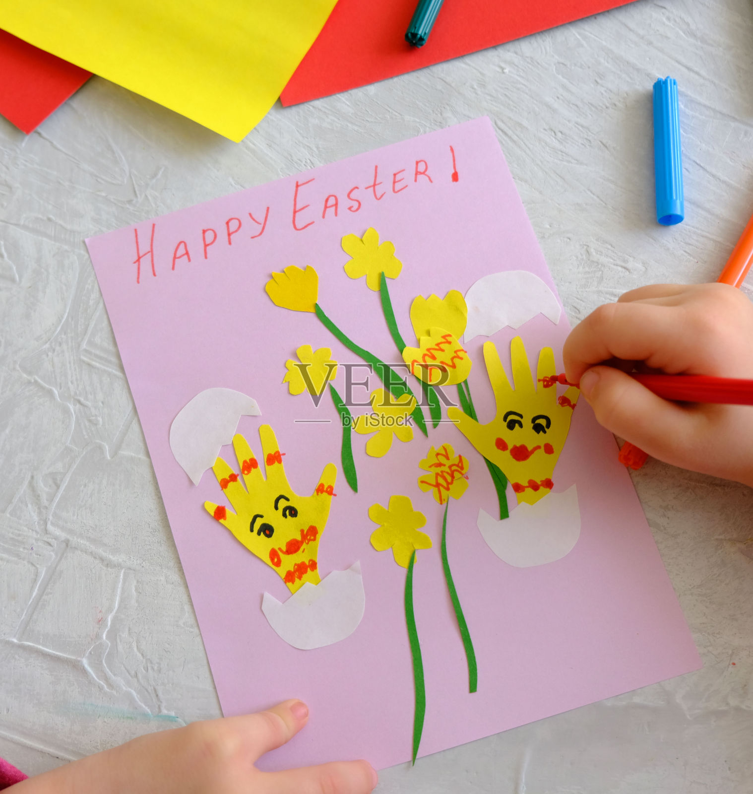 孩子们用彩色的纸制作复活节彩蛋和花卡片。照片摄影图片