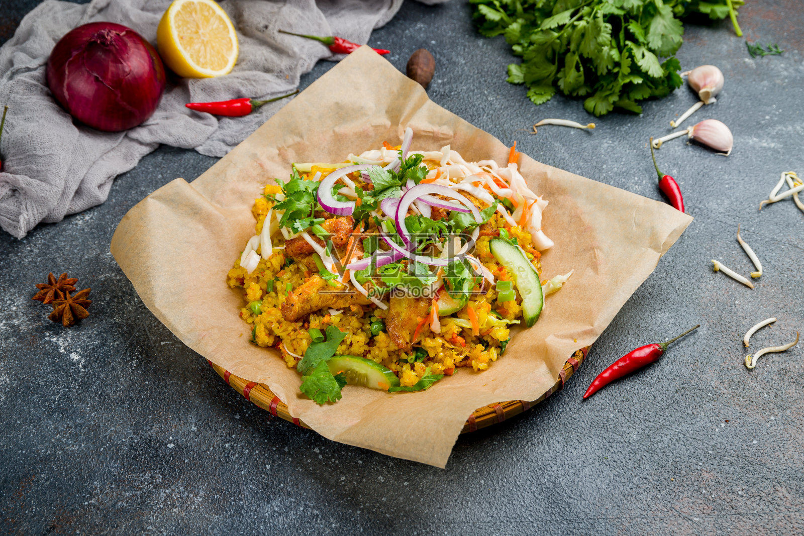 越南鸡炒饭在漂亮的黑色石头桌上照片摄影图片