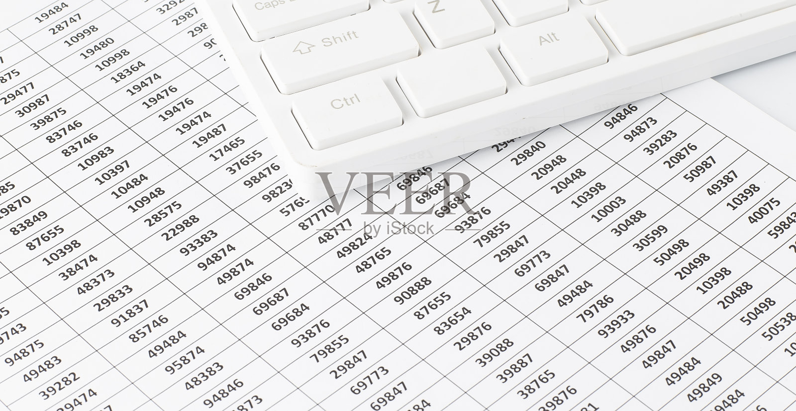 商务工作与图表，键盘在白色的办公桌上俯视图照片摄影图片