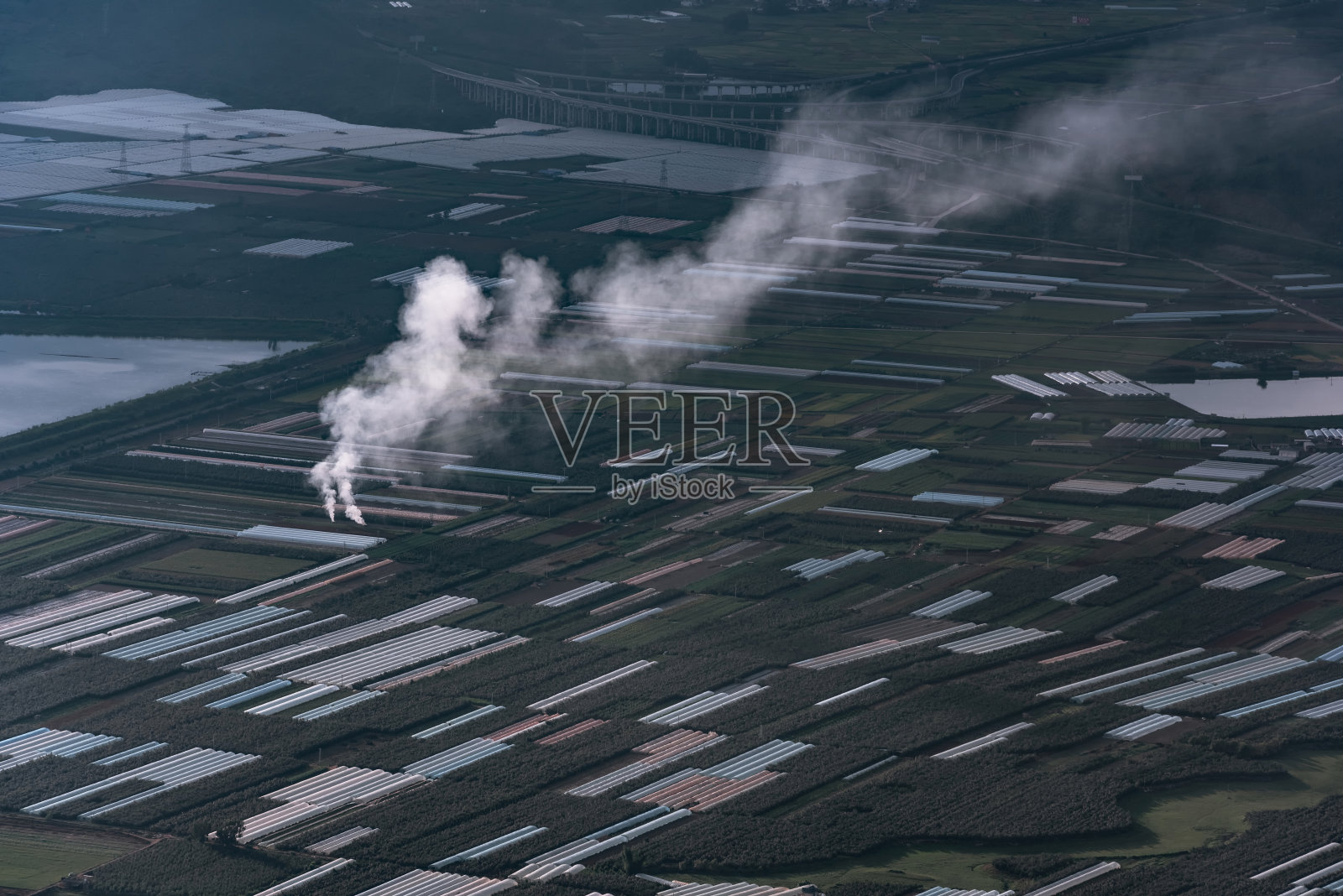 在一个农业城镇中耕作的农用地的鸟瞰图。照片摄影图片
