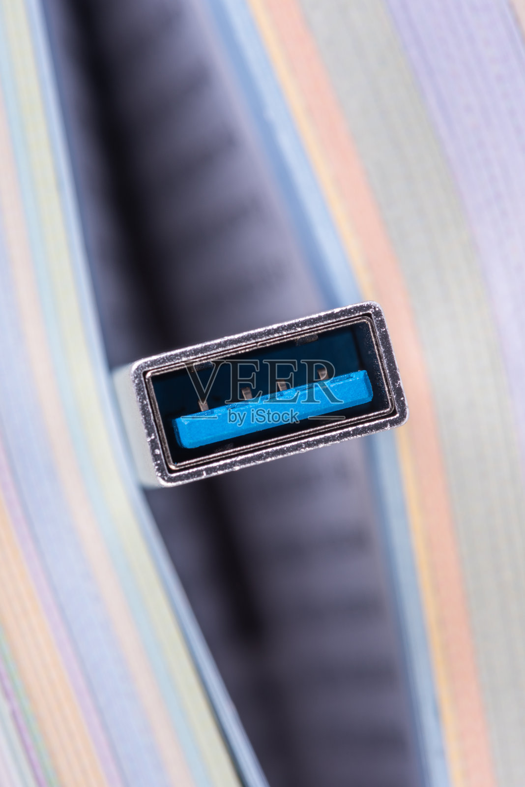 Usb端口从模糊的书中伸出来照片摄影图片