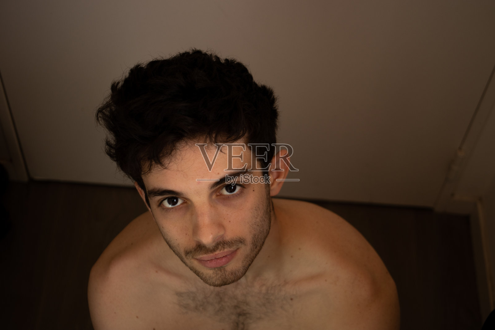 少年肖像少年独自全景看相机黑白照片摄影图片