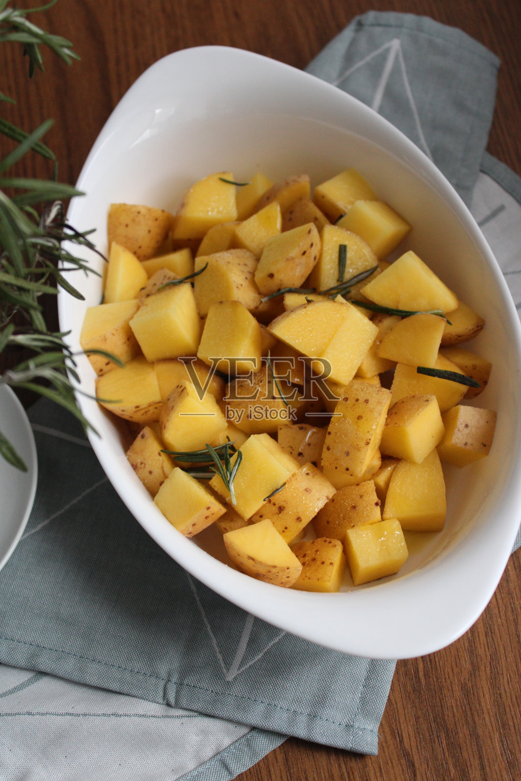 烤土豆配白蒜酱照片摄影图片