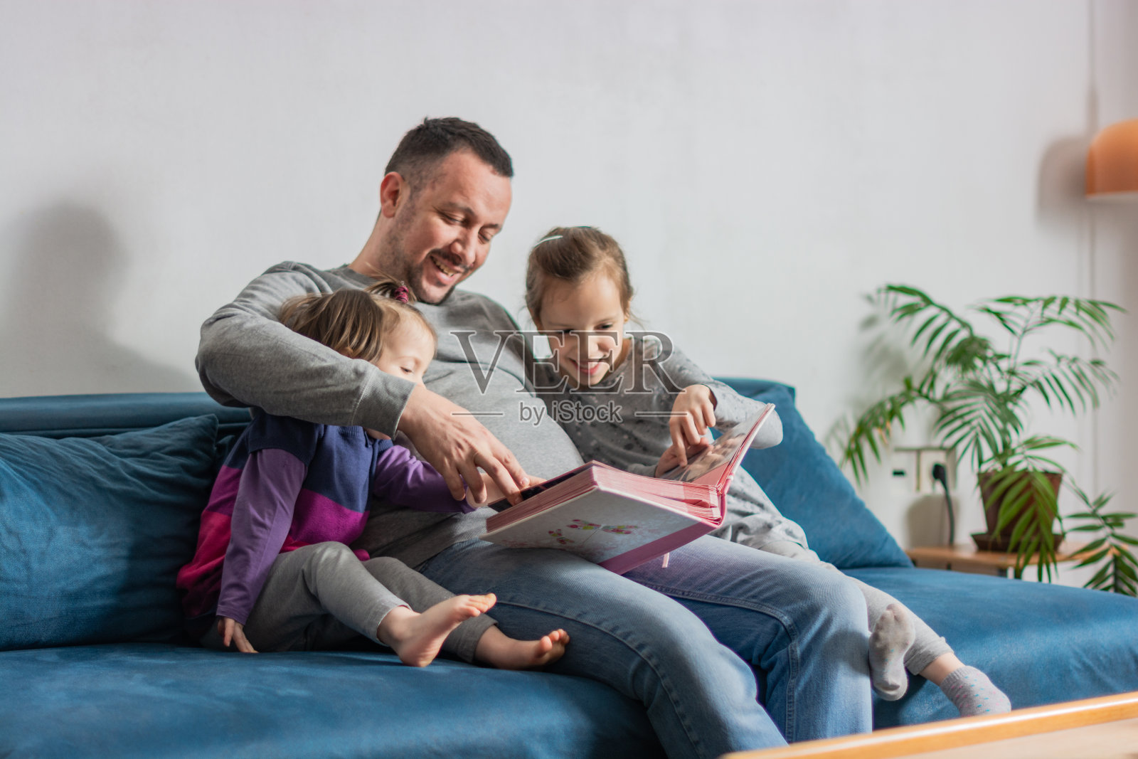 父亲和他的孩子们在家里看相册照片摄影图片