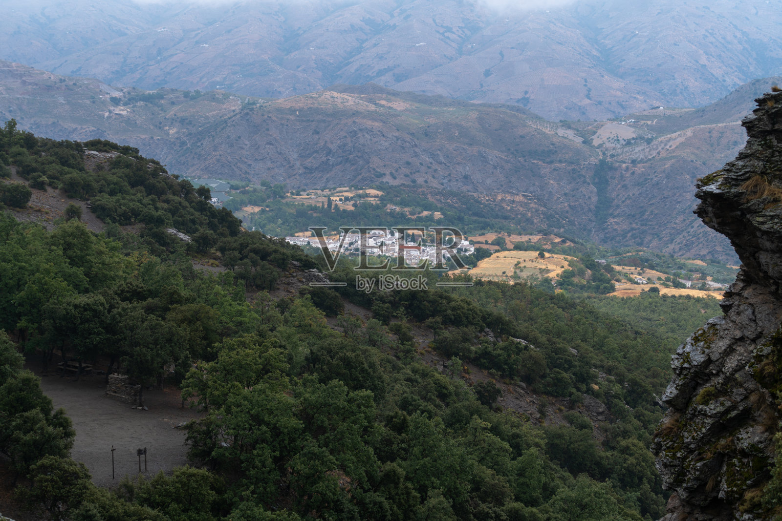 西班牙南部内华达山脉的多山景观照片摄影图片