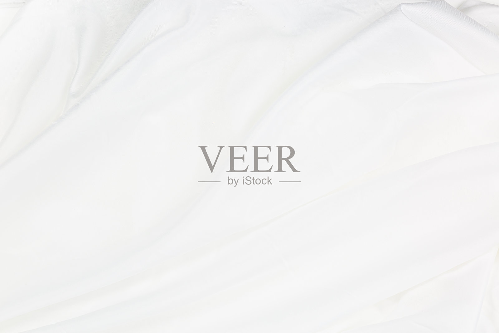 白色的布料背景抽象带有柔和的波浪，特写优雅的褶皱白色的丝绸布料背景和纹理。奢华的背景设计。照片摄影图片