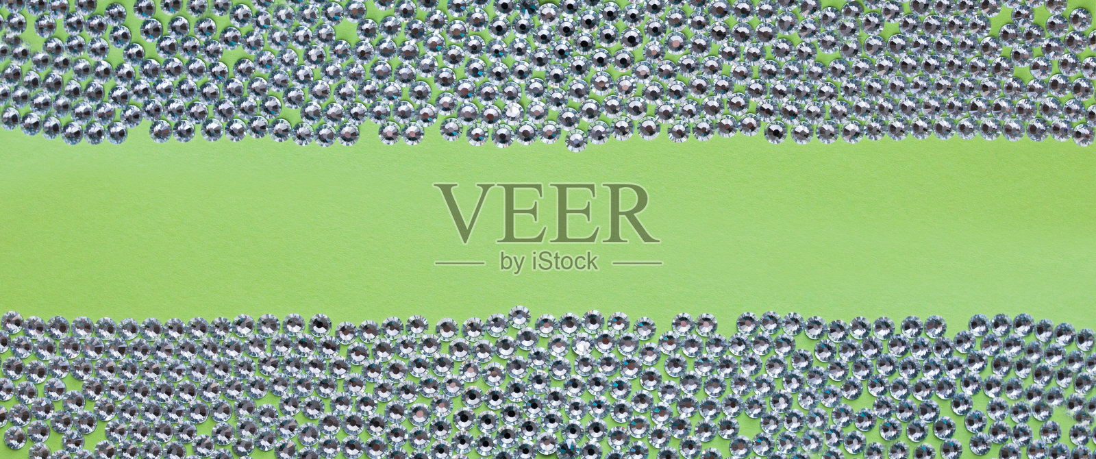 绿色背景上的水钻，最上面的照片。设计文本照片摄影图片