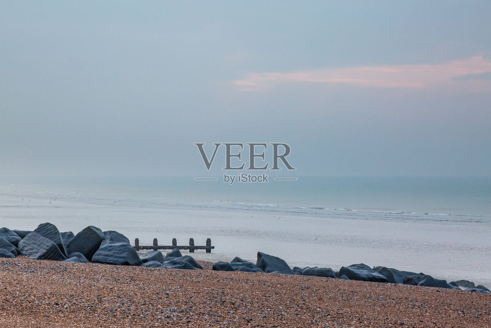 西苏塞克斯郡肖勒姆的平静之海照片摄影图片