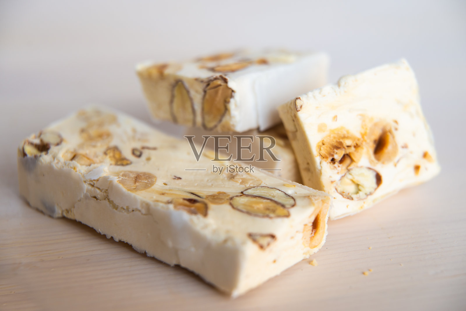 白色切菜板上的几块软牛轧糖照片摄影图片