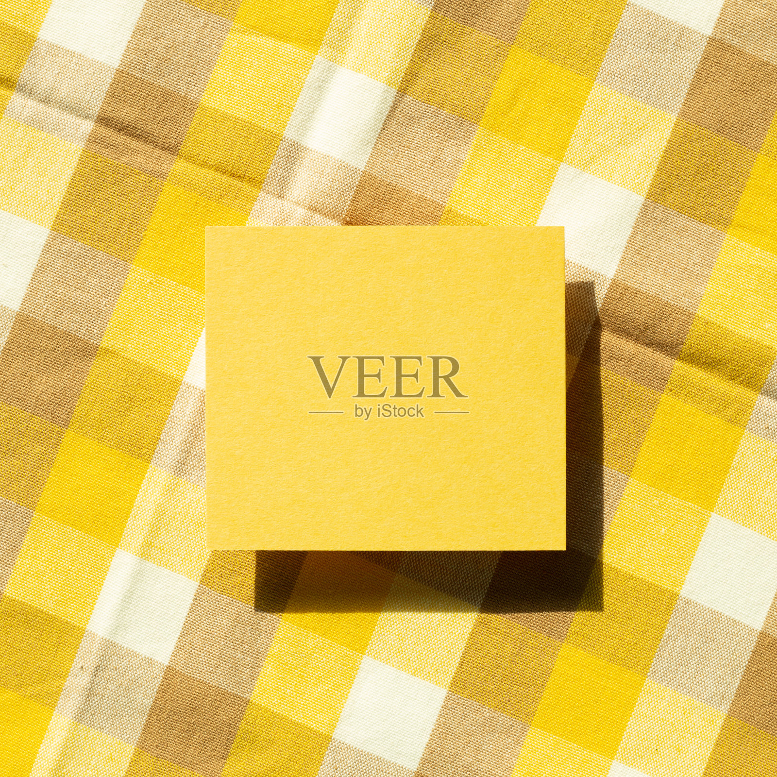 空白便笺簿，空白纸上的织物背景。俯视图，复制空间照片摄影图片