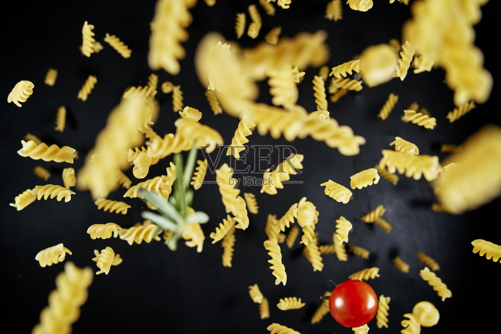 意大利面通心粉食品爆炸照片摄影图片