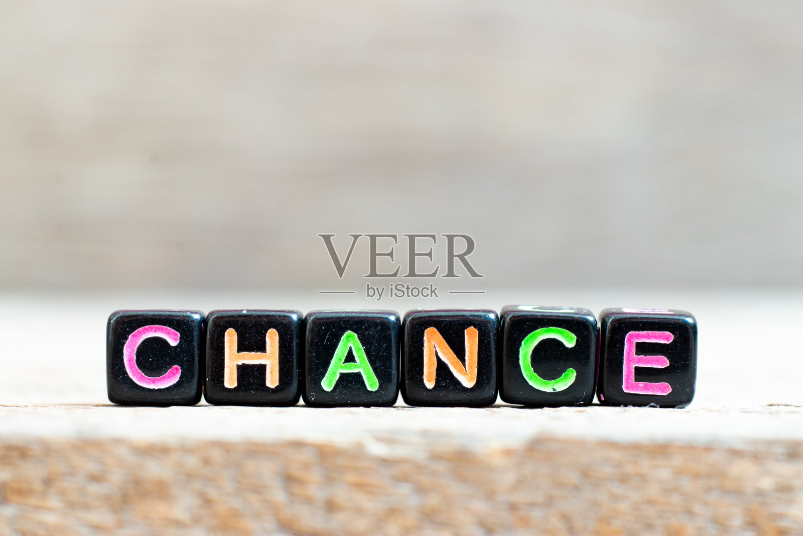 黑色珠与颜色字母在词机会在木材背景照片摄影图片