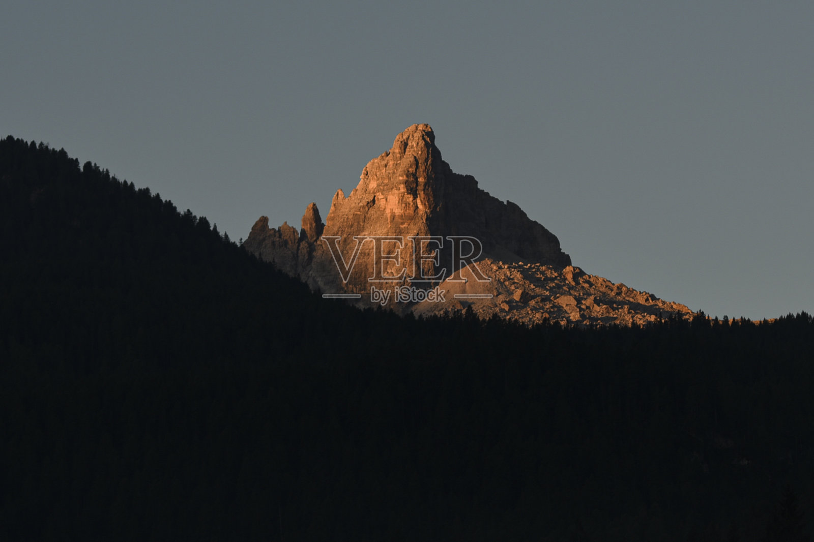 意大利南蒂罗尔的白云石山脉的日落景观。照片摄影图片
