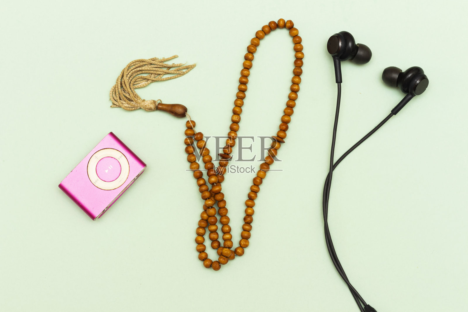 阿拉伯装饰念珠，斋月卡里姆或开斋节贺卡。斋月穆巴拉克。快乐而神圣的斋月或开斋节。穆斯林和多媒体的斋月照片摄影图片