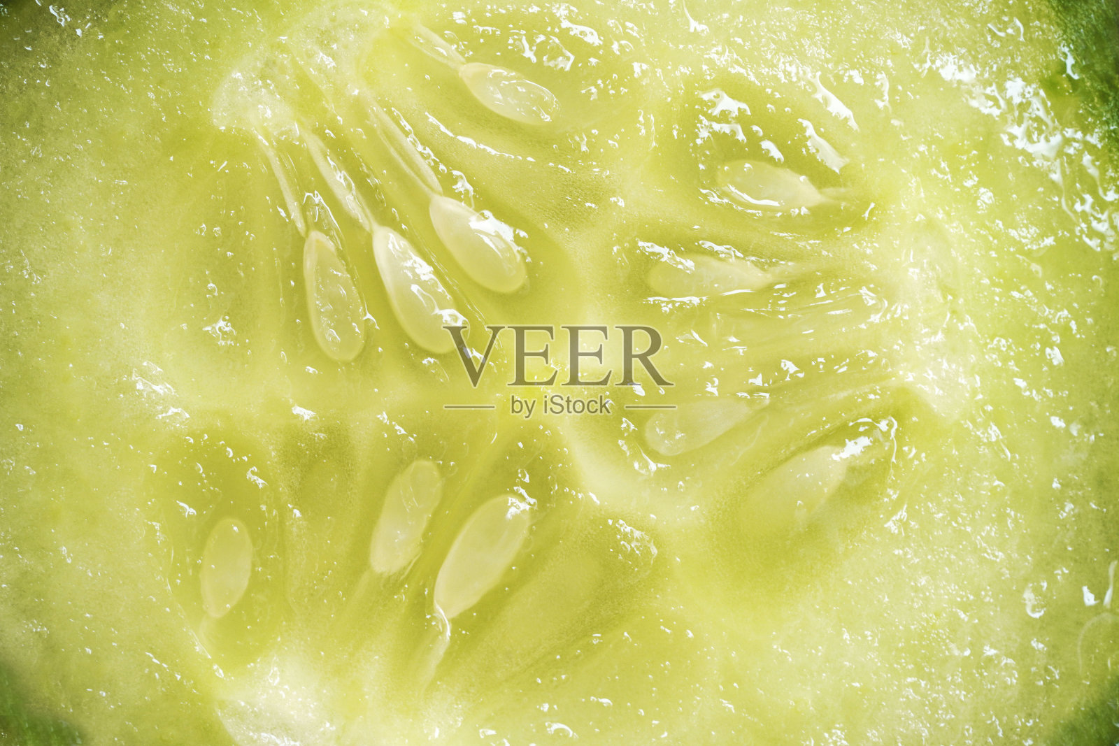 切片黄瓜的微距镜头。蔬菜的背景和纹理。照片摄影图片