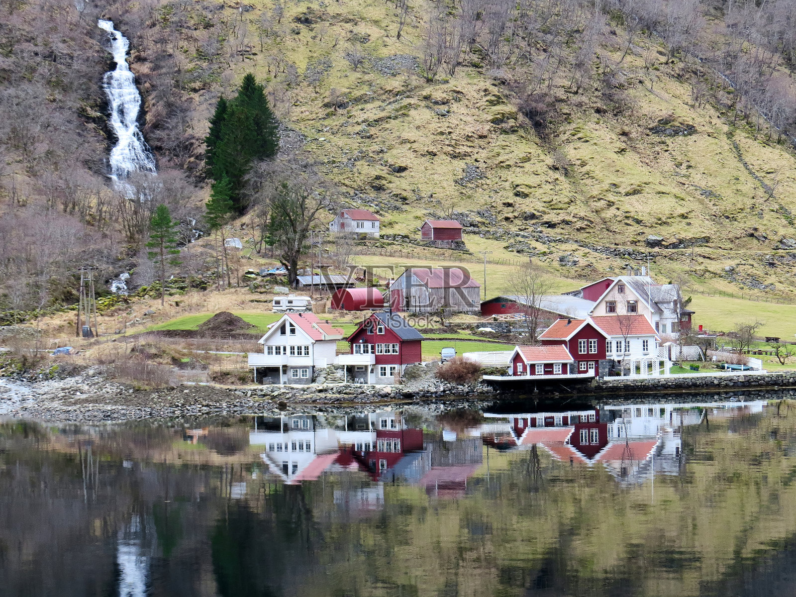 挪威纳罗伊峡湾的一个美丽的村庄照片摄影图片