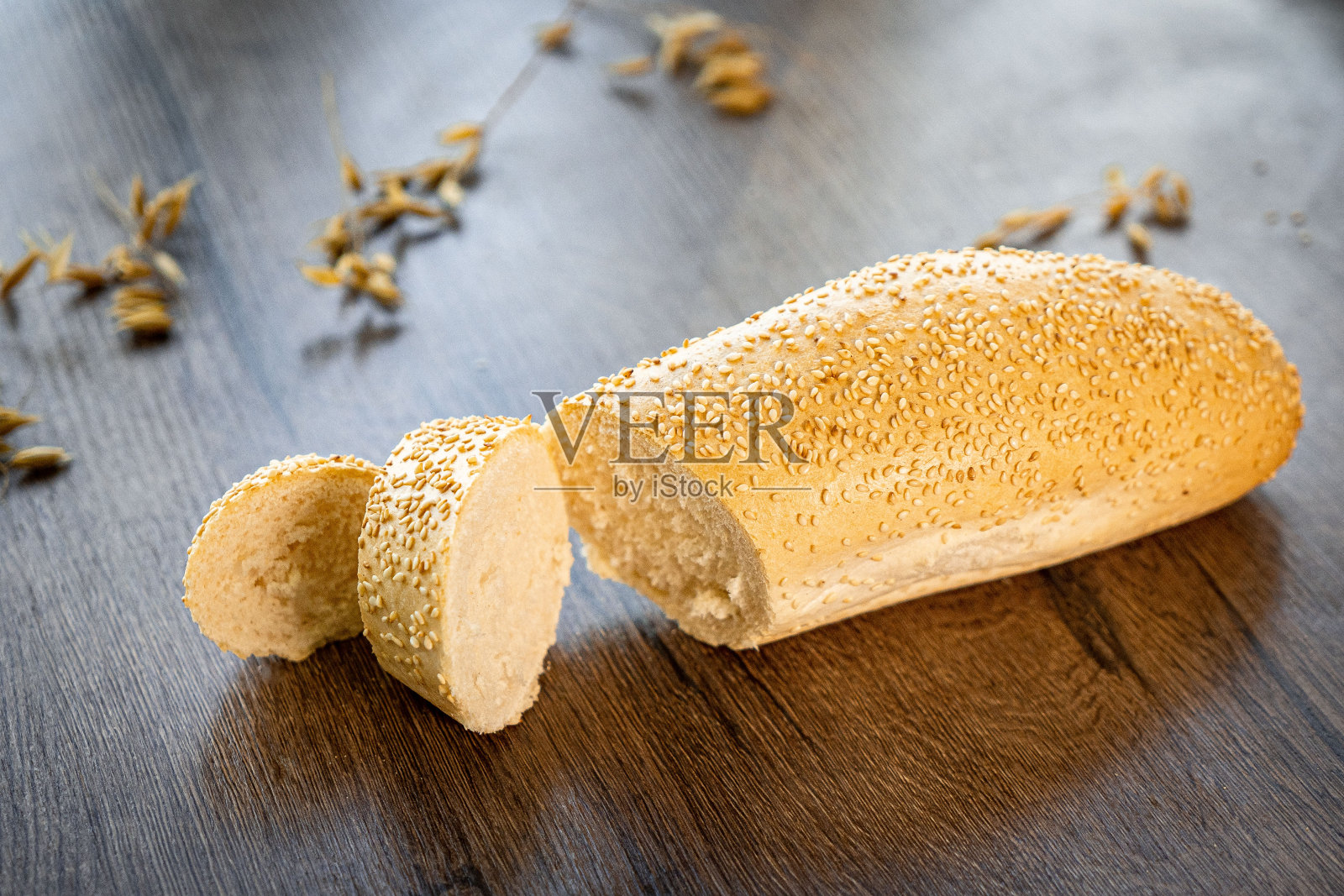 新鲜出炉的面包和切片面包放在质朴的木桌上照片摄影图片