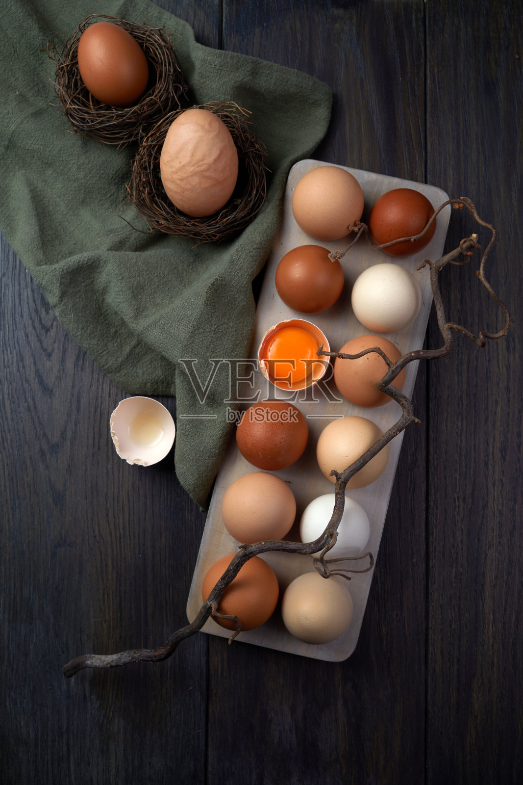 零浪费复活节的概念。天然褐色不同的鸡蛋。生态友好的生活方式。照片摄影图片