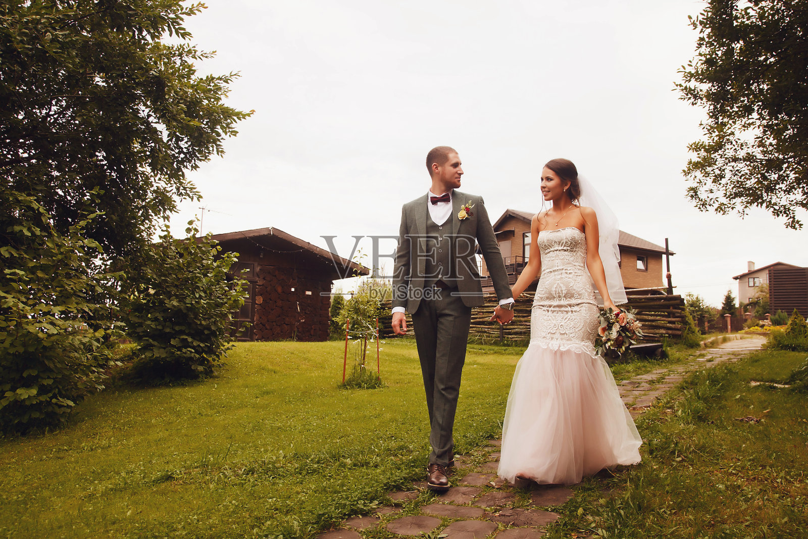 新娘和新郎在婚礼当天走在户外照片摄影图片