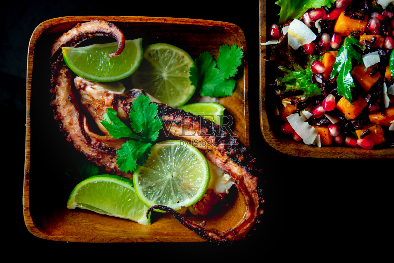 炸鱿鱼触手配酸橙和配菜沙拉照片摄影图片