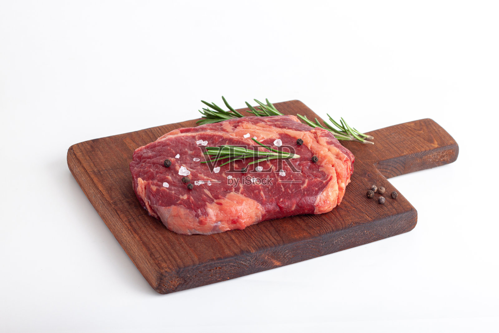 生肋眼牛排与迷迭香孤立在白色背景照片摄影图片