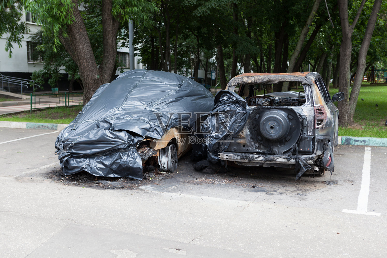 两辆完全烧毁的汽车。车都生锈了，没有窗户，一辆挨着一辆照片摄影图片