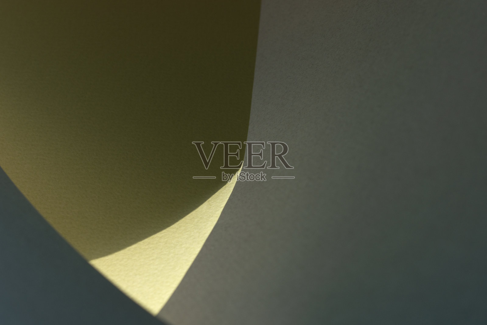 带有阴影效果和选择性聚焦的深蓝色和黄色纸张的微距图像。照片摄影图片