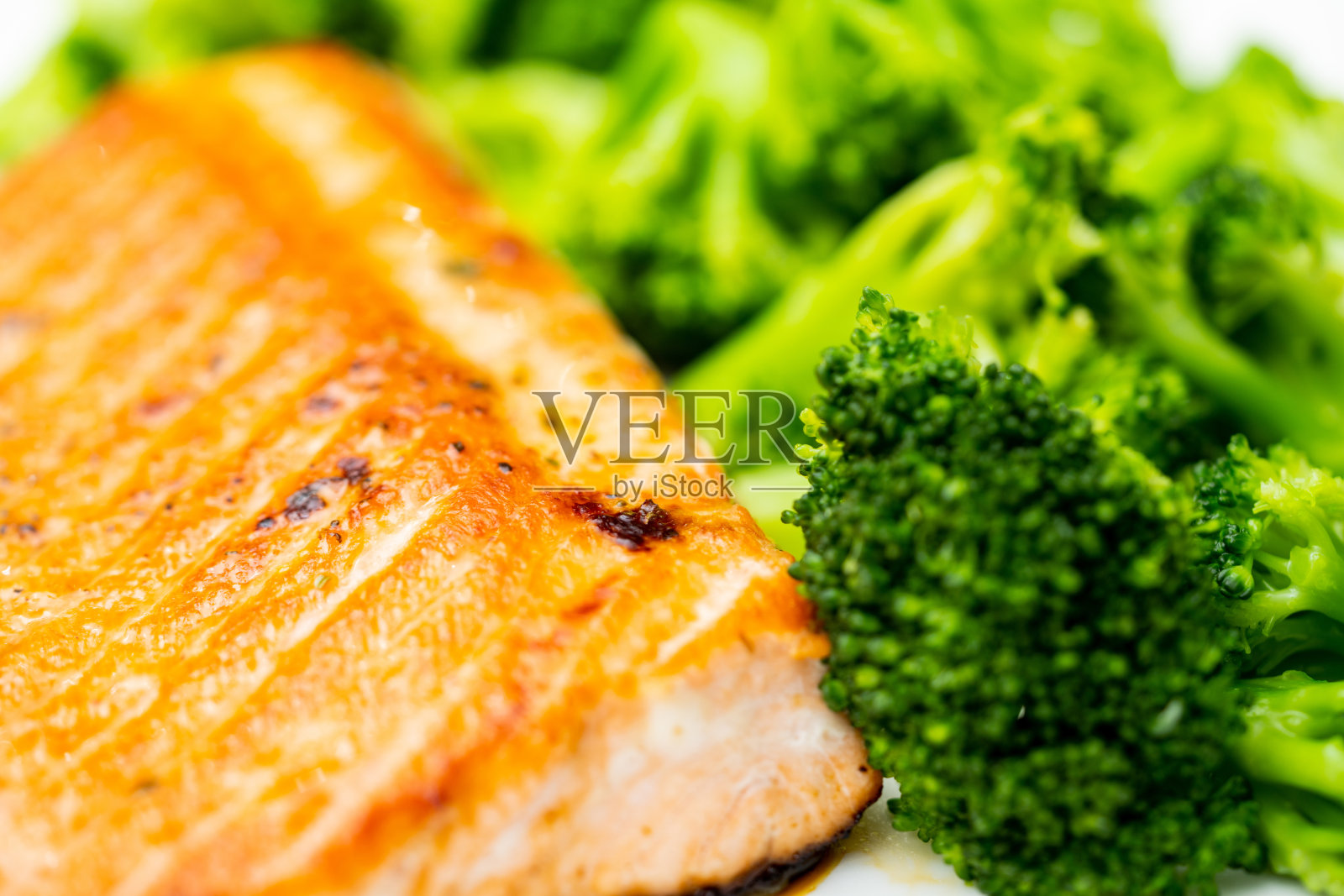 三文鱼和西兰花小花微距食物摄影照片摄影图片