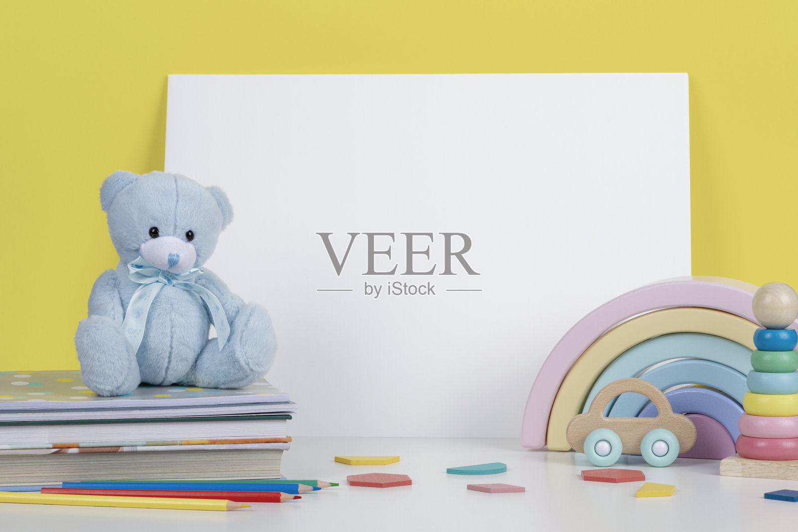 教育木制婴儿玩具，泰迪熊，书，彩色铅笔，学校用品和大的空白素描笔记本在白色的桌子上。回到学校，教育，幼儿园，学前教育背景。照片摄影图片