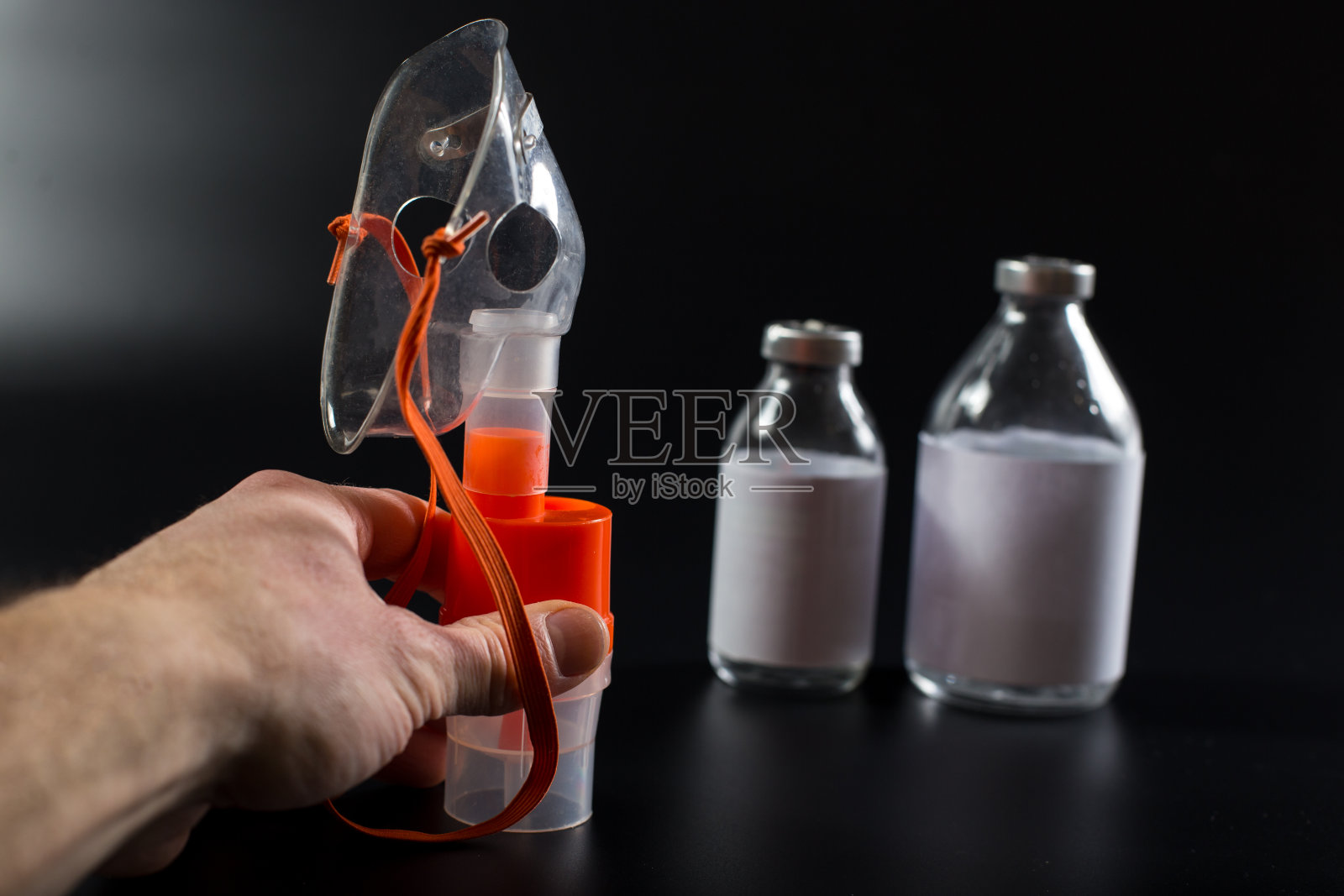 喷雾器药物。喷雾面具在手。吸入治疗肺炎照片摄影图片