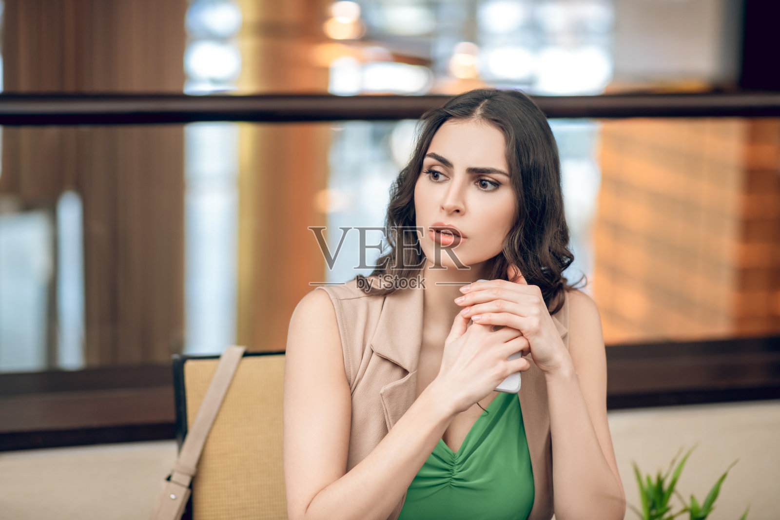 美丽的年轻女子等待着，看起来很担心照片摄影图片